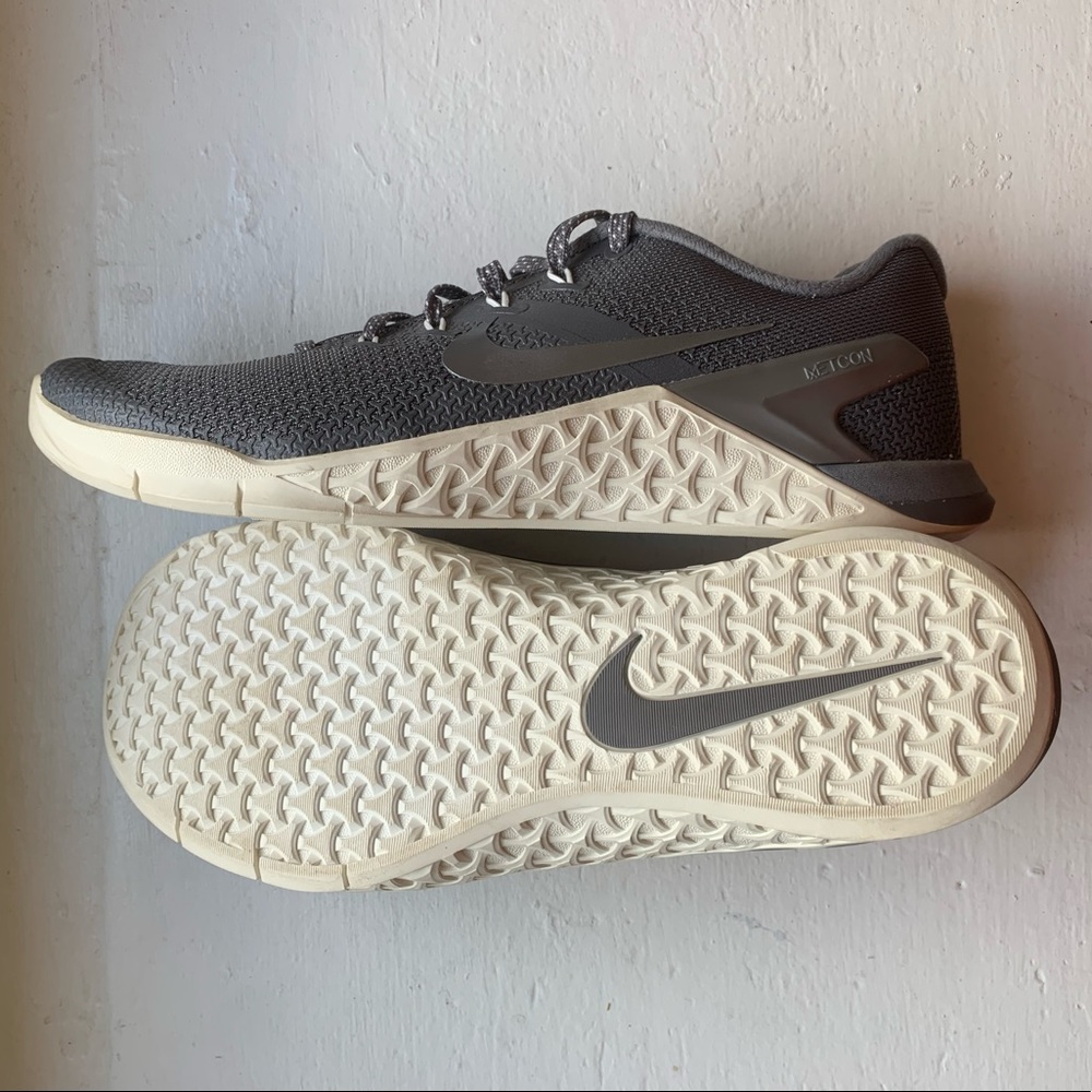 Lightly worn Women’s Nike Metcon 4s, Size 8.5.